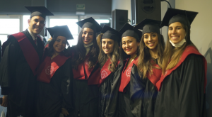 alumnos durante la graduación